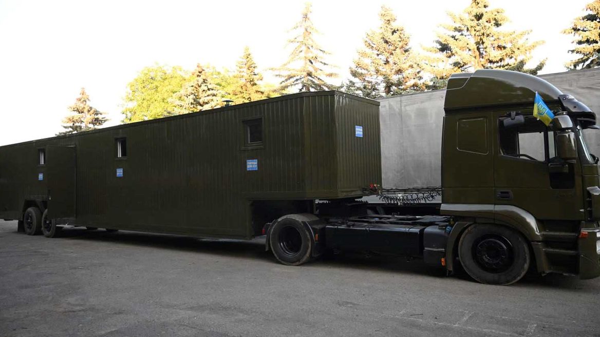 На Закарпатье для ВСУ создали мобильную баню и прачечную на базе тягача IVECO Stralis 460: фото видео