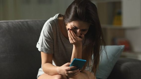 Forbes: ИИ создает порнографические дипфейки с фото реальных людей, пользователи выкладывают их на Reddit, Twitter и Instagram. Как это возможно?