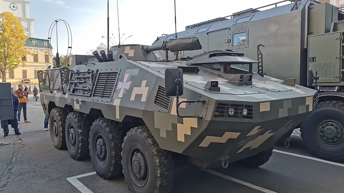 «Троянські БТРи». Третій армійський корпус перетворив БТР-60 на дистанційні роботи-камікадзе для підриву укріплень росіян