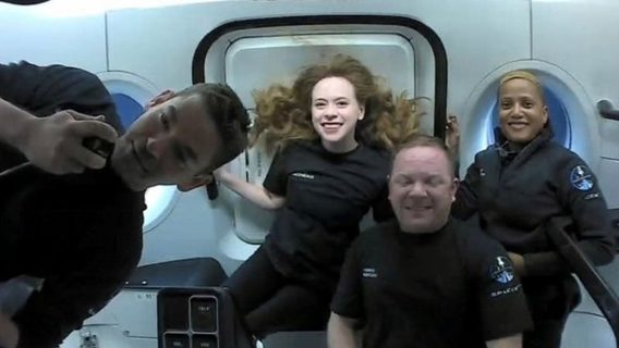 Космические туристы Маска успешно вернулись на Землю. На что жаловались, и какие еще планы у Илона? 
