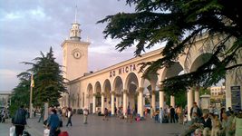 Квитки до Сімферополя вже майже розкупили. «Укрзалізниця» розпочала продаж квитків на перші рейси до українських міст. Скільки вони коштують?