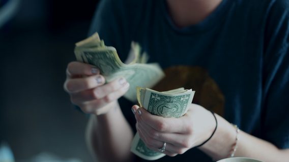 Куди вкласти $50 в Україні, щоб не прогоріти: 5 реальних варіантів із прикладами й відсотками
