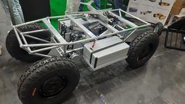 Украинские конструкторы через две недели разработали платформу с пневмоподвеской, которая может держать равновесие даже на наклонной поверхности