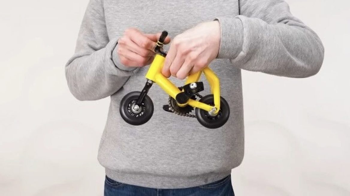 От создателя велосипедов с квадратными и треугольными колесами. Украинский инженер и блоггер создал самый маленький велосипед в мире: видео