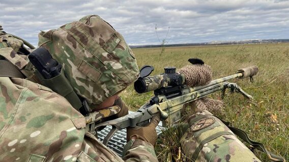 «„Арки“, „гроти“, заїжджаємо на „хамерах“. Ніхто не вірив, що ми з ТРО». Історія айтівця, який був снайпером, вижив після пострілу ворожого танка і, попри все, повернувся в професію
