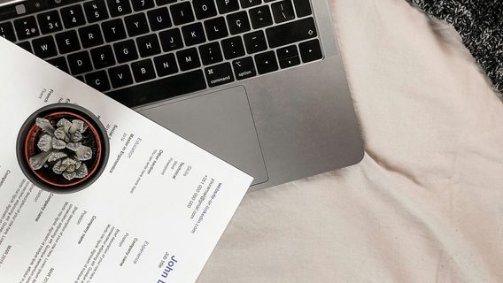 Колишній програміст Google, що заробляв $350 000, а нині став кар'єрним консультантом, проаналізував своє резюме 10-річної давнини й розповів, як би змінив його зараз