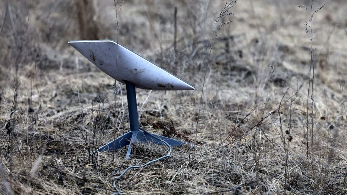 Понад 2000 пакетів даних: українські хакери змусили окупантів самих здати позиції своїх Starlink