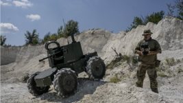 «Азов» показав, як у нього на озброєнні працює бойовий робот з кулеметом 