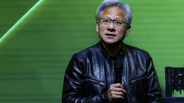 «Это действительно хорошая идея?». В сети завирусилось видео, на котором CEO Nvidia оставляет автограф на женской груди 
