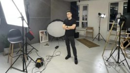 Украинский фотограф превращает обломки российских ракет в памятные сувениры. Он уже собрал более $3000 на Kickstarter для помощи пострадавшим от войны. Цель — $30 000
