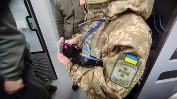 На Київщині викрили псевдоблагодійний фонд, що організовував виїзд ухилянтів за кордон за $5000–7000. Свої послуги злочинці промотували у Telegram, Viber, Tik-Tok, YouTube та Facebook