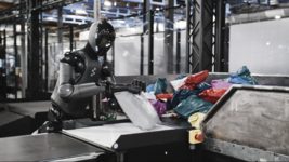 Figure AI humanoid robots with Helix AI work on conveyors in sorting centers — they have learned to work not only with boxes, but also with packages and envelopes