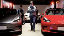 У Китаї сотні власників Tesla влаштували протести в магазинах компанії. У чому причина