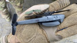 Норвезький нанодрон Black Hornet допомагає бійцям ЗСУ з дорозвідкою кожної щілини ворожих обʼєктів