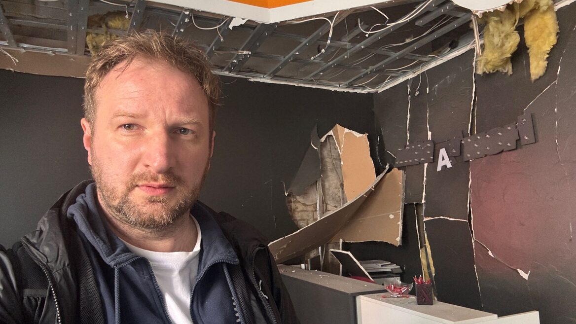«Поки читаєш новини — це одне, а коли бачиш наслідки на відстані кількох метрів — це зовсім інше». Офіс дистрибютора телекому та IoT-обладнання Megatech на Оболоні постраждав від удару рф