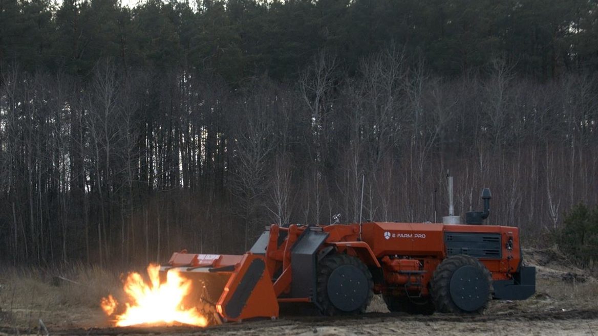 В Украине была представлена ​​еще одна отечественная машина для разминирования. Она способна очистить 5000 квадратных метров земли в час