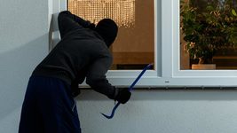Унитаз, мебель, серебряная посуда. В Киевской области судили сотрудника IT-компании, обокравшего чужой дом на 67 000 грн