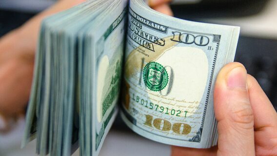 НБУ встановив рекордно високий курс долара до гривні. Скільки сьогодні коштує американська валюта і що буде далі? 