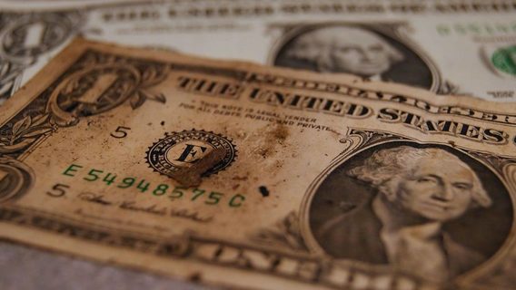 Валютна антидискримінація. Старі долари тепер мають обмінювати скрізь: деталі нових правил від НБУ