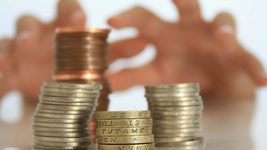 В Monobank сообщили, что сумма средств, переведенная брокерам-мошенникам украинцы, ища «легких денег», за октябрь увеличится почти трижды