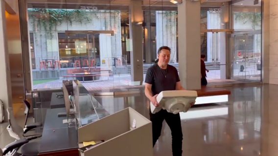 Ілон Маск прийшов до штаб-квартири Twitter і приніс із собою умивальник. Що це? 
