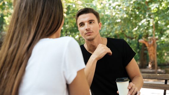 «Я не папік, щоб за неї платити». У Threads обговорюють трешові історії скупих айтівців
