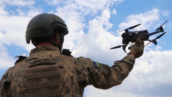 Командира батальйону БпЛА підозрюють у вимаганні частини «бойових» виплат підлеглих. Вони здавали по 40 000 грн через погрози переведення в піхоту