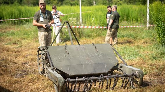 «Те, що може робити безпечно машина — має робити машина, а не людина». Українські розробники створили роботизовані косарки для саперів