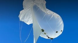 Украинская компания Aerobavovna разработала аэростаты для ВСУ, которые могут обеспечить связь для FPV-дронов на расстоянии 100 км и находиться в небе неделями