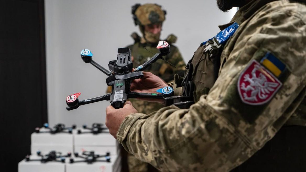 Михаил Федоров призывает украинцев проходить курсы и создавать FPV-дроны на дому