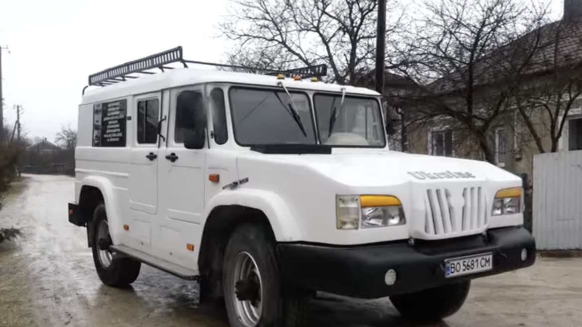 Винахідник із Тернопільщини створив унікальний автомобіль-гігант «Україна». Нині чоловік хоче автівку продати за $50 000 щоб купити три автівки на фронт: відео