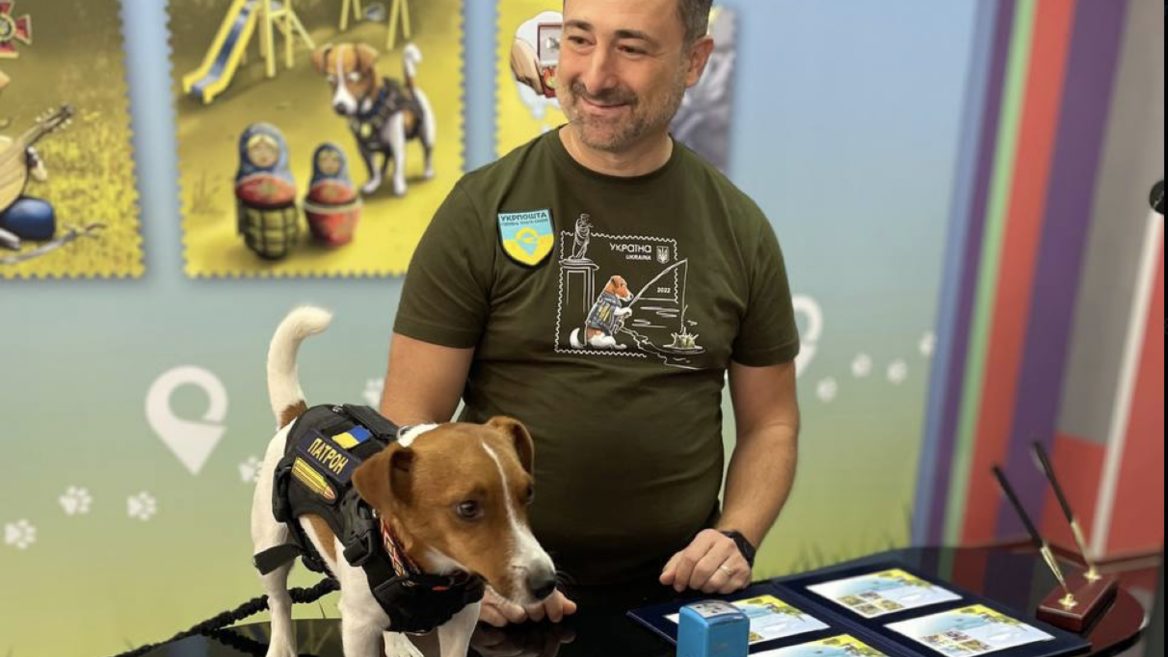 "Укрпошта" випустила марку із псом Патроном. Це перша благодійна марка: де купити та на що підуть гроші