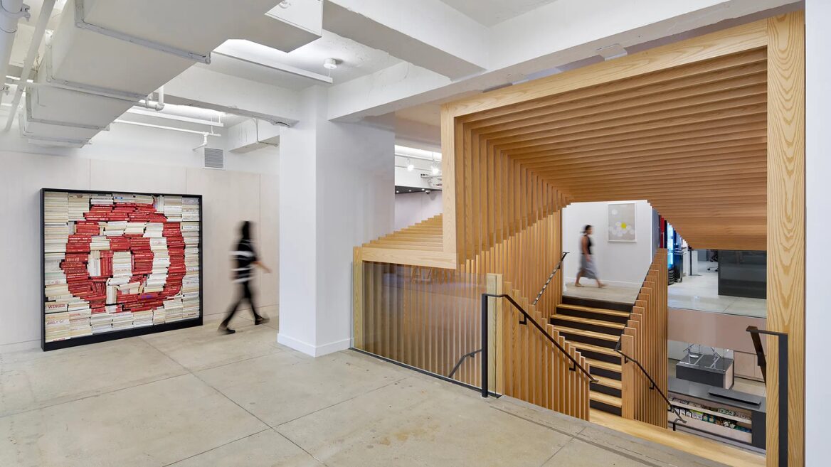 Двоє інженерів Pinterest створили спеціальну програму  для відстеження працівників, які потрапили під нещодавнє скорочення. За це компанія їх звільнила