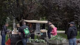 Переселенець з Херсона створив велосипед-кавотяг. Тепер він конкурує з львівською кавою та дивує львів’ян власними рецептами: відео