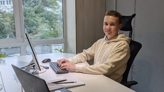 Десятиклассник из Броваров зарабатывает $800 в продуктовой IT-компании. Рассказываем его историю