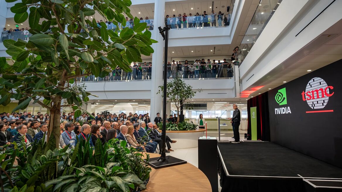 Nvidia та TSMC спільно представили першу виготовлену в Америці пластину до надпотужного ШІ-чипа Blackwell. Чому цю подію назвали історичною