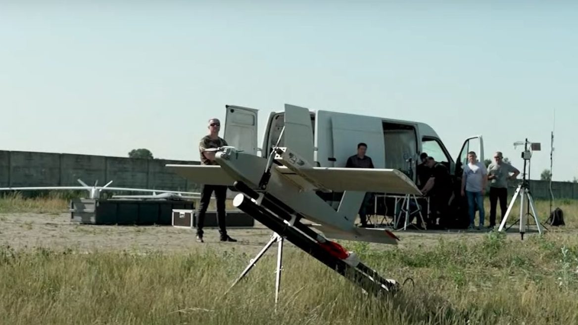В Украине запускают серийное производство еще одного дрона. Электрический БПЛА «Отпор» может летать на высоте 2000 м