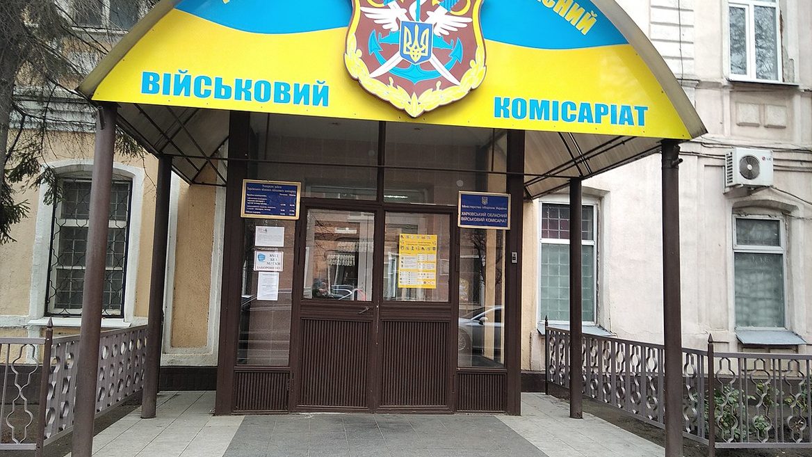Программист в Харьковской области получил повестку и написал отказ от мобилизации. Он едва не попал за решетку на три года: рассказываем детали истории