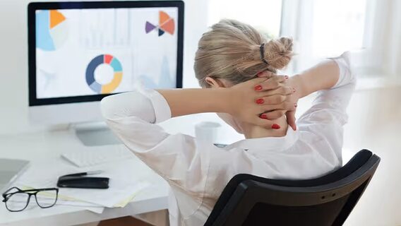 Для людей з «офісним синдромом»: маркетологиня запустила безплатне Chrome-розширення, яке рятує від наслідків сидячої роботи