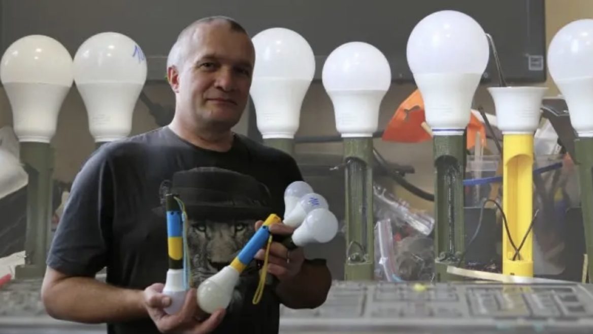 «Світлячки» для ЗСУ. Винахідник із Вінниччини виготовляє бліндажні ліхтарі для військових: фото