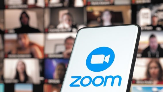 Zoom сокращает около 150 сотрудников, но продолжает нанимать «в критически важные для будущего сферы»