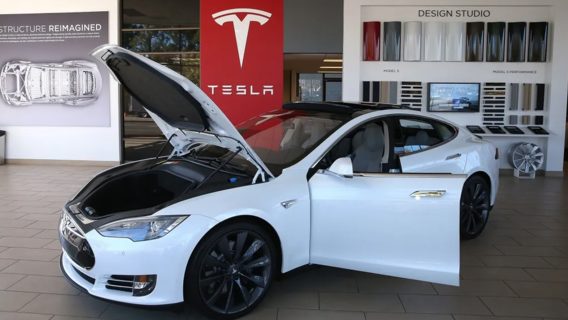 Tesla відкликає 1,8 млн автівок через проблему з капотом, який відкривається під час руху