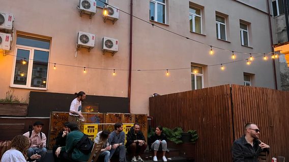 Вечер пятницы в «Хвылевом» под киевские сирены: как это было. Фоторепортаж