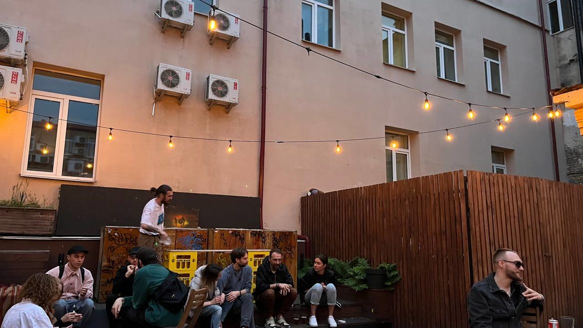 Вечір п’ятниці в «Хвильовому» під київські сирени: як це було. Фоторепортаж