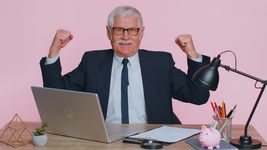 56-летний Senior-разработчик обещает отдать ползарплаты тому, кто поможет ему найти работу. Без работы айтишник уже более полугода