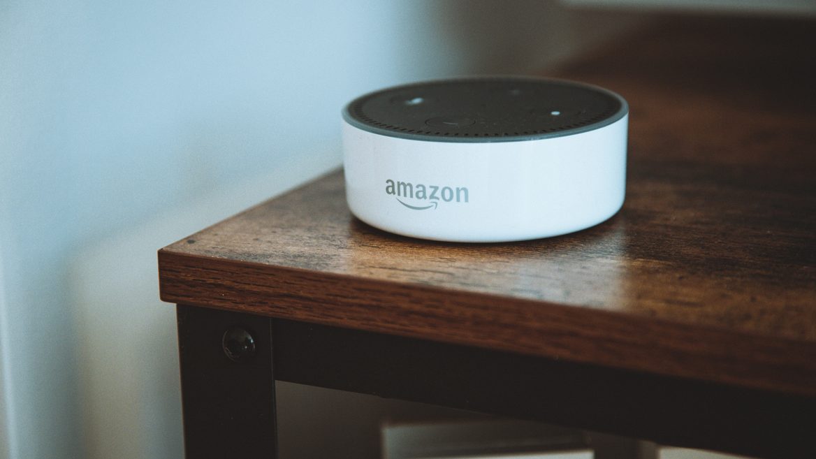 Amazon показала функцію Alexa яка дозволяє помічнику AI імітувати голоси померлих родичів