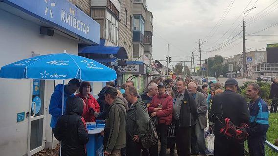 «Київстар» відкрив фірмовий магазин в Балаклії. Люди приходять туди зарядити телефон та просто поспілкуватися