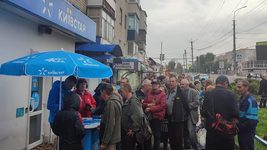 «Київстар» відкрив фірмовий магазин в Балаклії. Люди приходять туди зарядити телефон та просто поспілкуватися