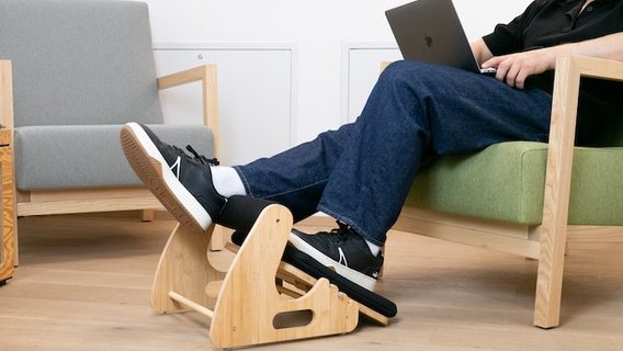 Українці створили підставку для ніг, що зробить роботу за комп'ютером комфортнішою, і вже зібрали на Kickstarter понад $23 000