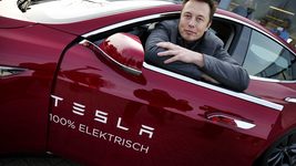 «Ненадлежаще извлек выгоду на $3 млрд». Акционер Tesla подал в суд на Маску за инсайдерскую торговлю